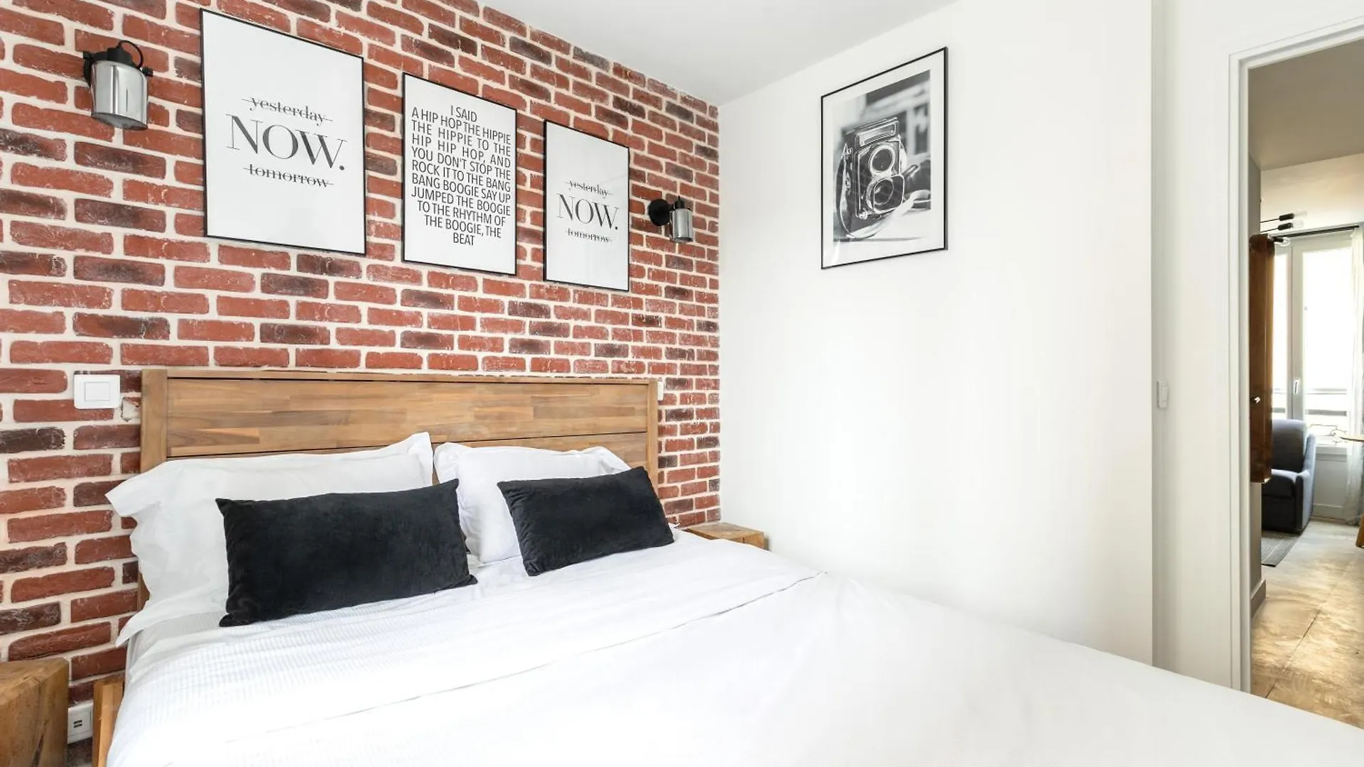 Unwind In Timeless Comfort Париж